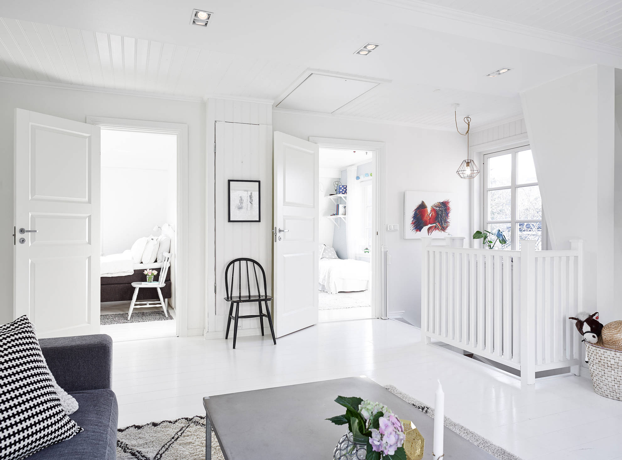 Une maison blanche dedans/dehors