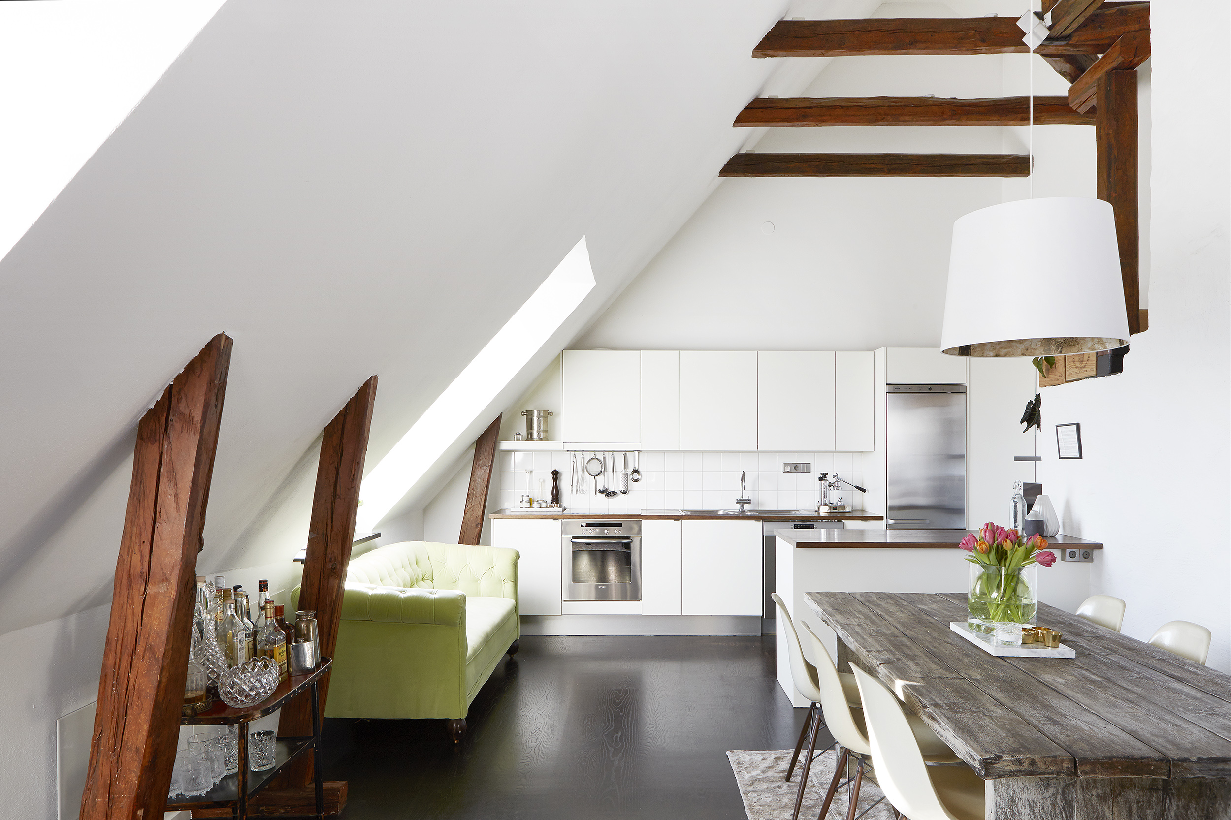 интерьер мансарды. мансардная крыша внутри. спальня под крышей. второй этаж 70м2 мансарда. освещение мансарды.