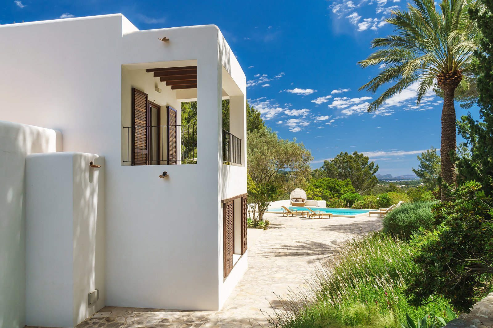 Une maison blanche au design chaleureux