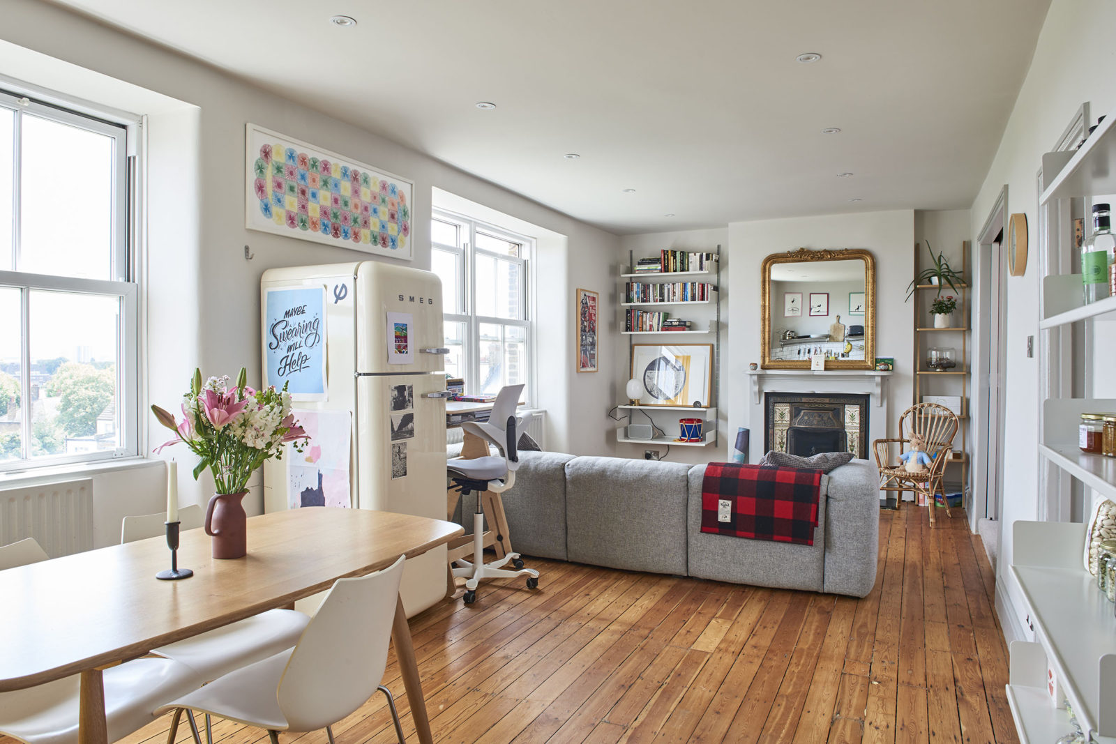 Une cuisine jaune dans un appartement londonien