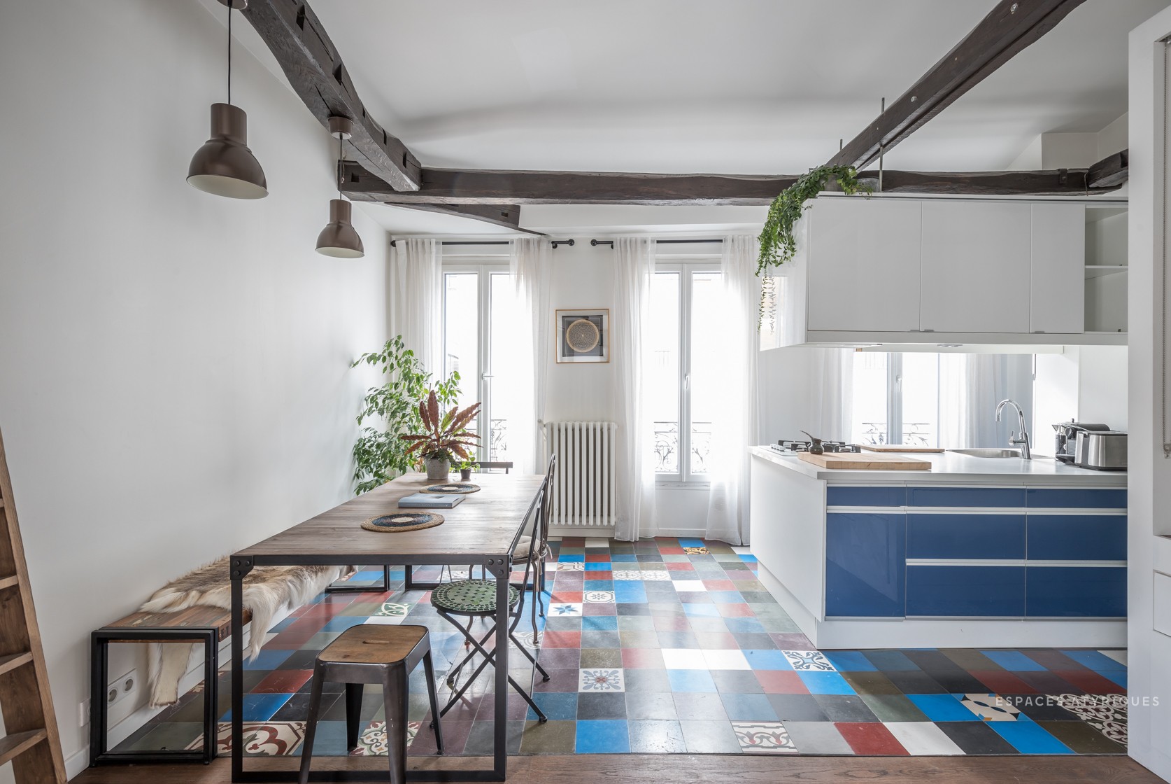 Salle de bain et chambre ouvertes dans un mini loft parisien ... Salle de bain et chambre ouvertes dans un mini loft parisien ...
