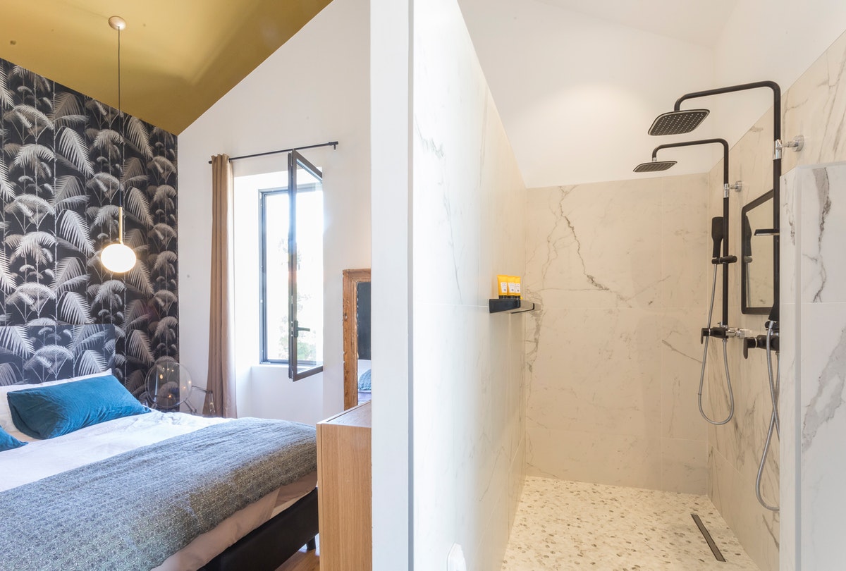Design et couleurs dans une maison blanche