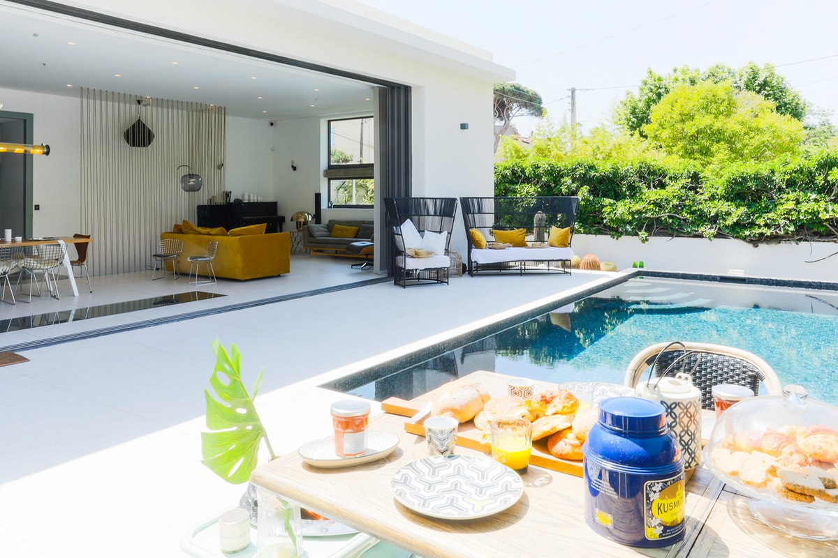 Design et couleurs dans une maison blanche