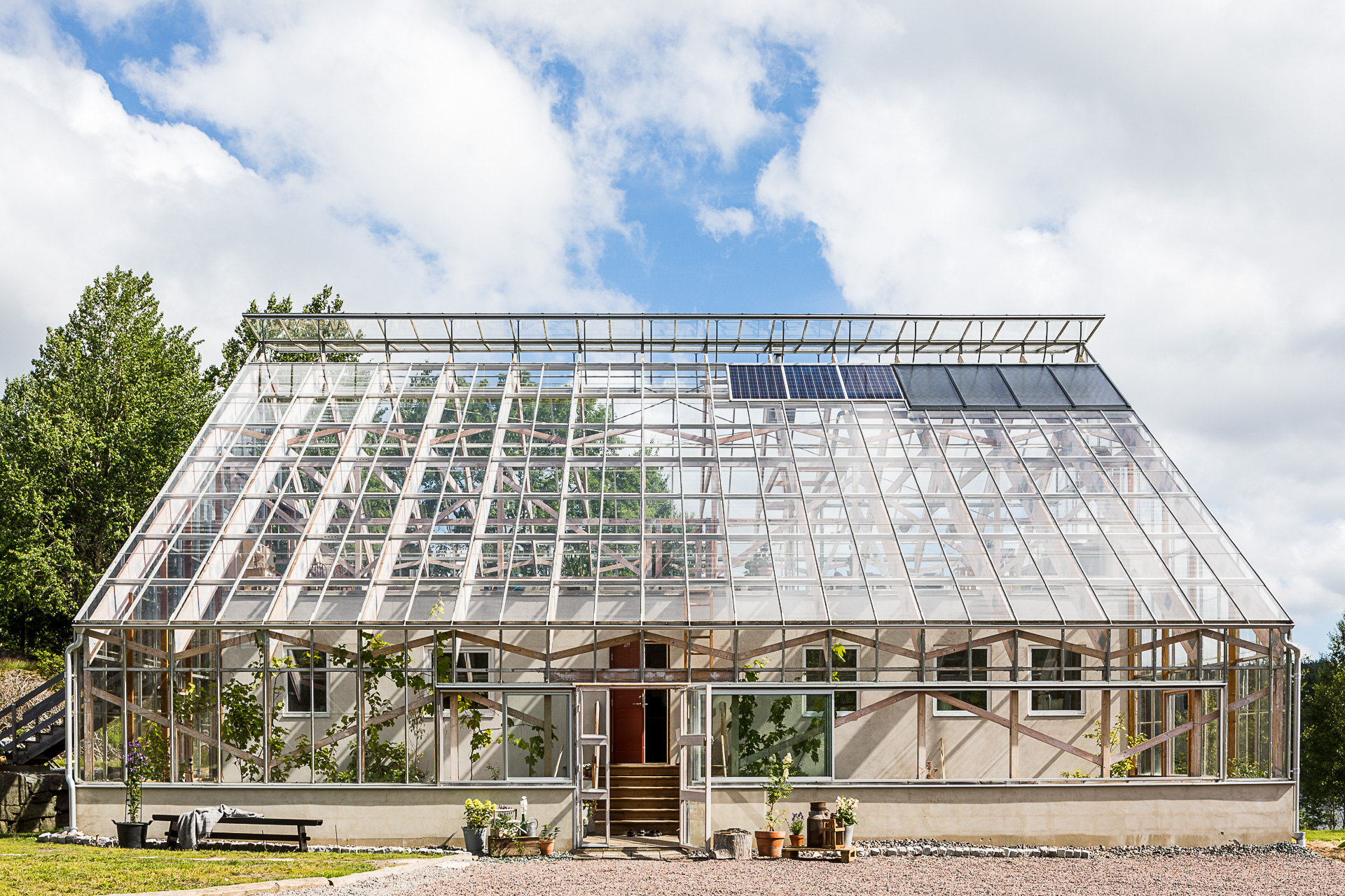 Une maison serre éco énergétique sur un lac suédois — free download