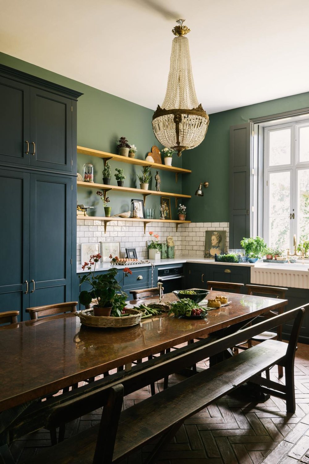 Une cuisine néo rustique très actuelle dans un ancien presbytère Une cuisine néo rustique très actuelle dans un ancien presbytère