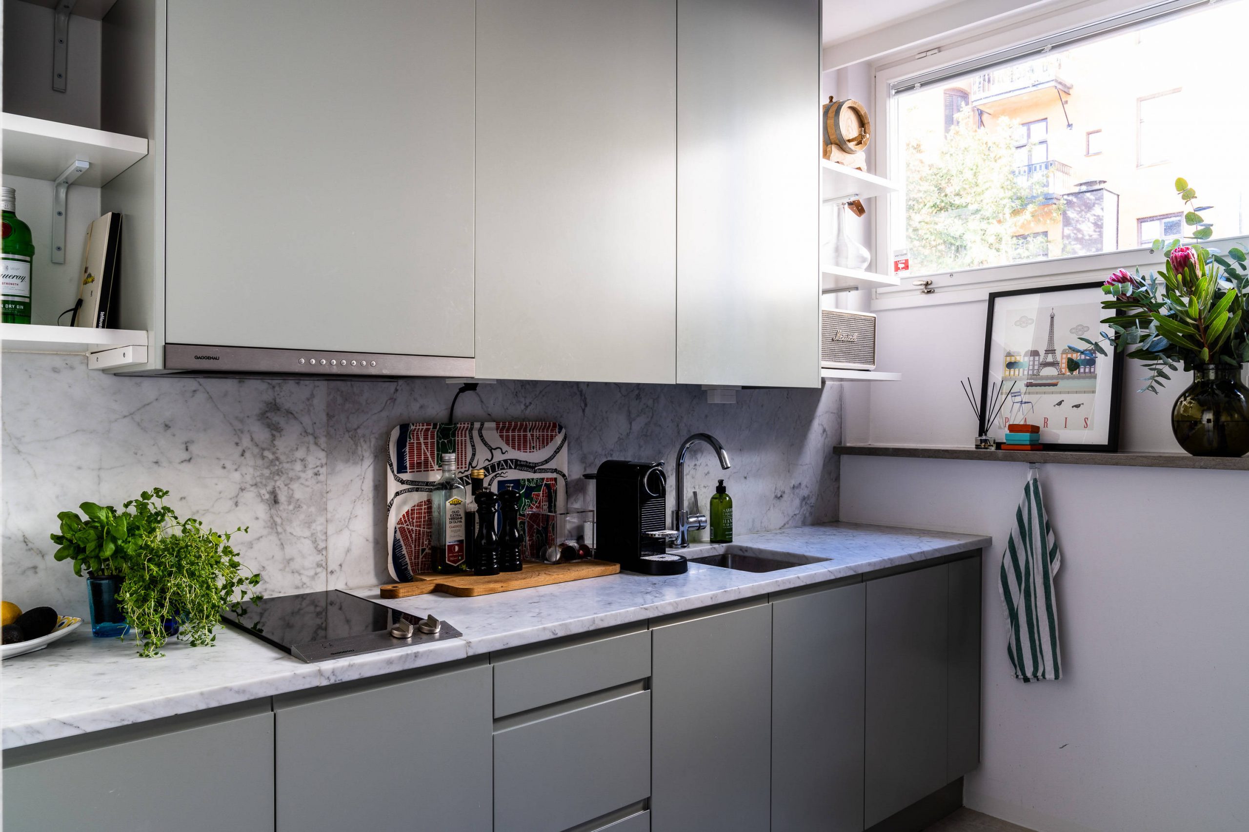 Aménager Un Salon Cuisine De 27m2 L'aménagement rationnel d'un appartement de deux-pièces de 27m2 aux petites  fenêtres