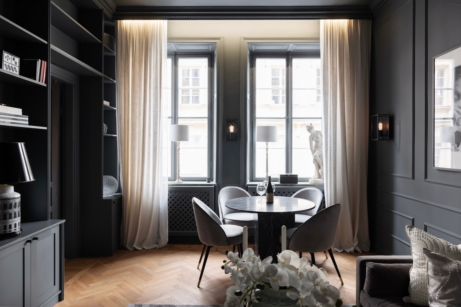Design noir pour un appartement de deux-pièces de 56m2