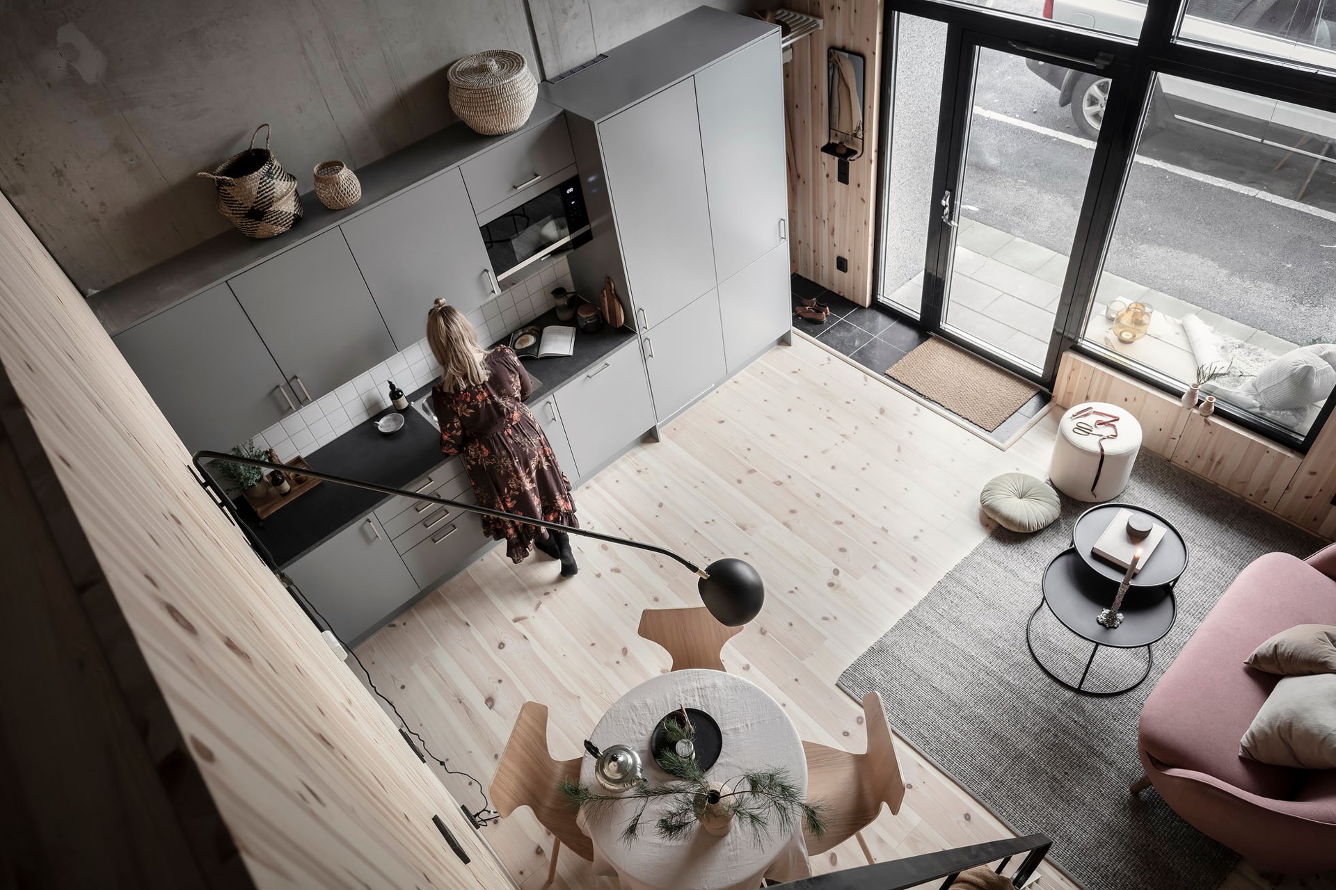 Design bois brut et gris pour un parfait studio en duplex