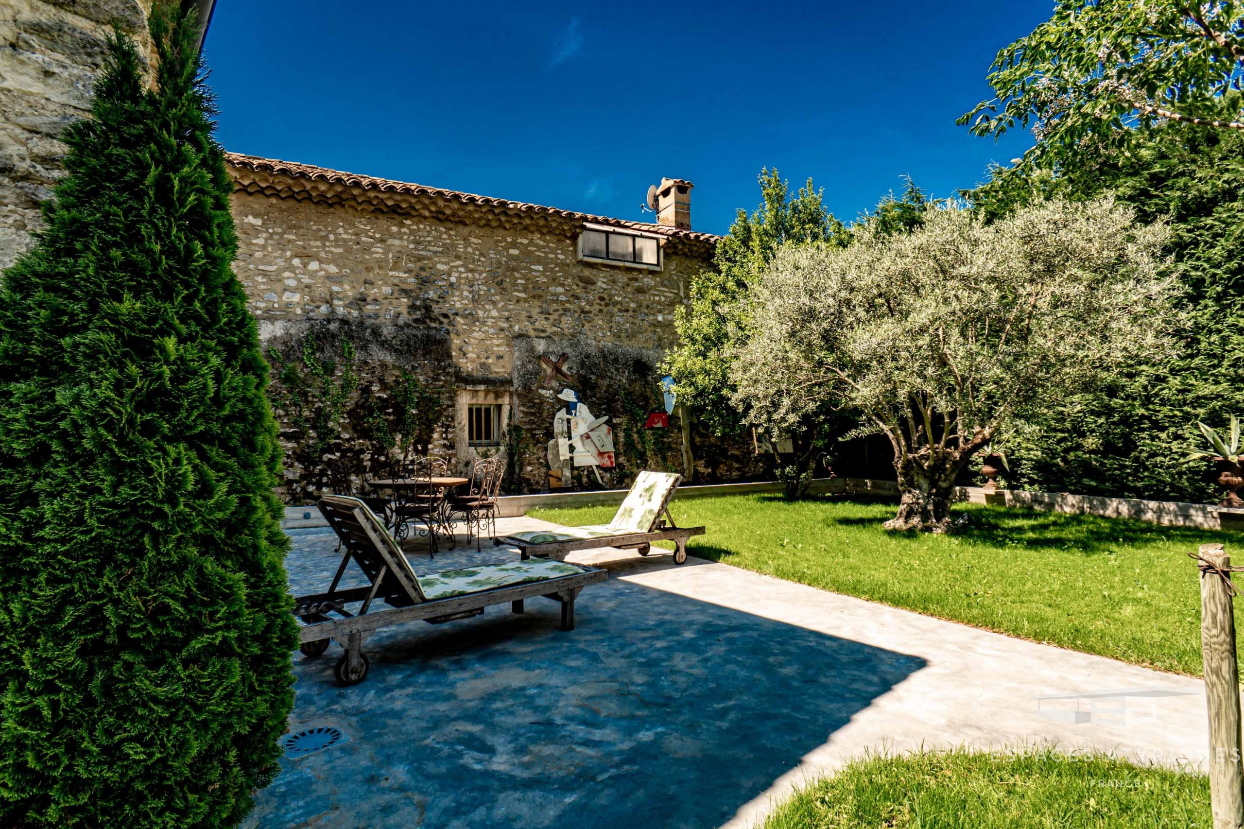 Cette maison en pierres a été rénovée par un architecte renommé en Provence DECO a