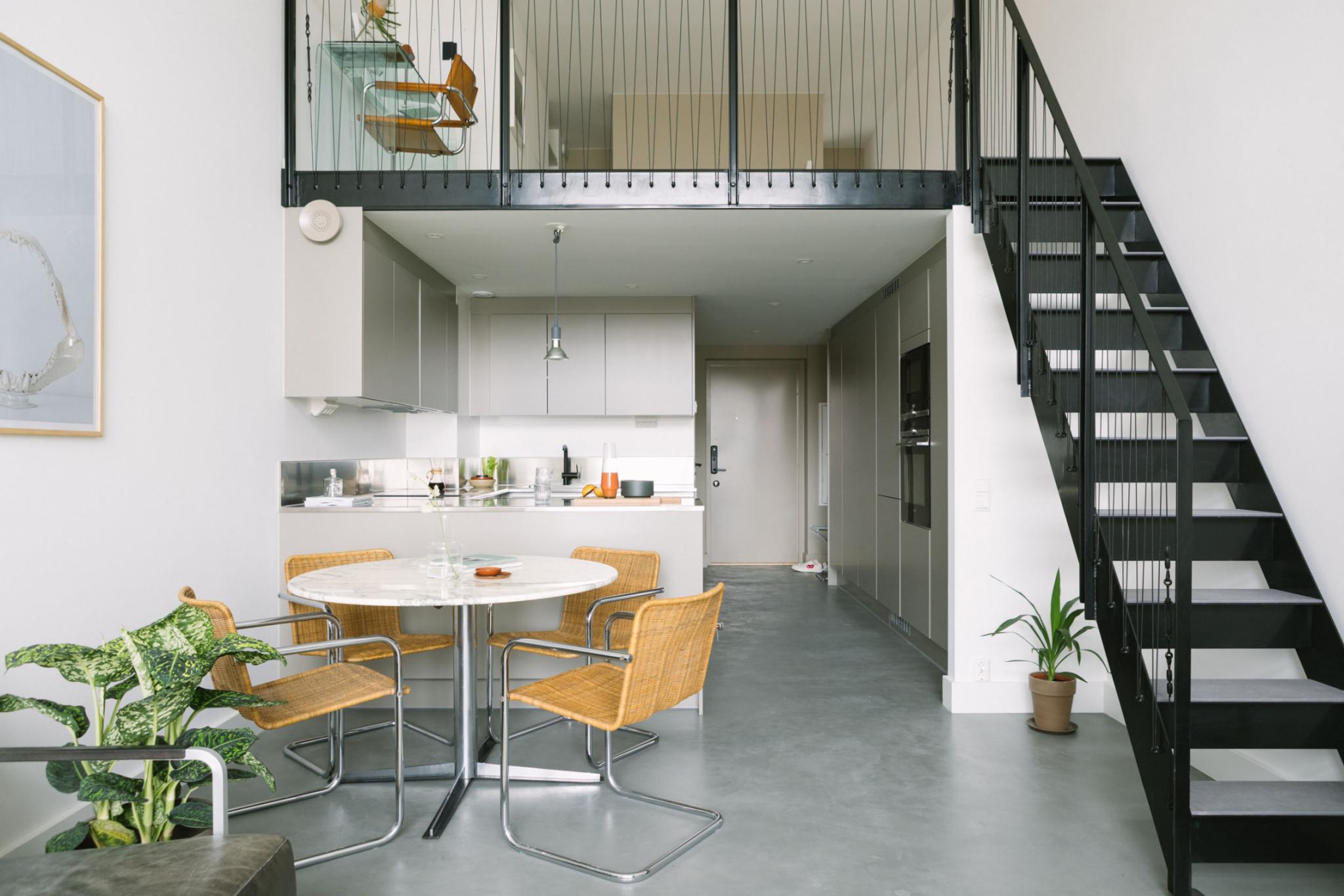 Design béton et bois clair dans un petit appartement avec mezzanine