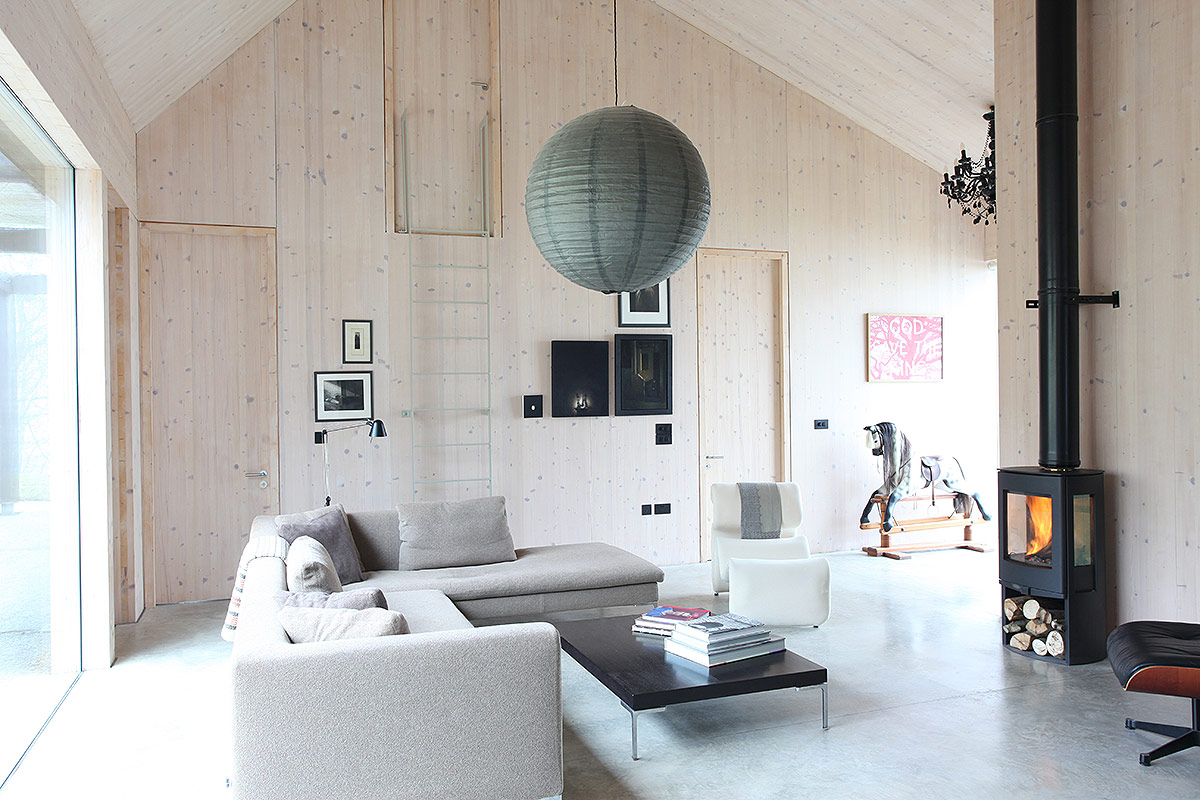 Une maison en bois clair et à l'aménagement design