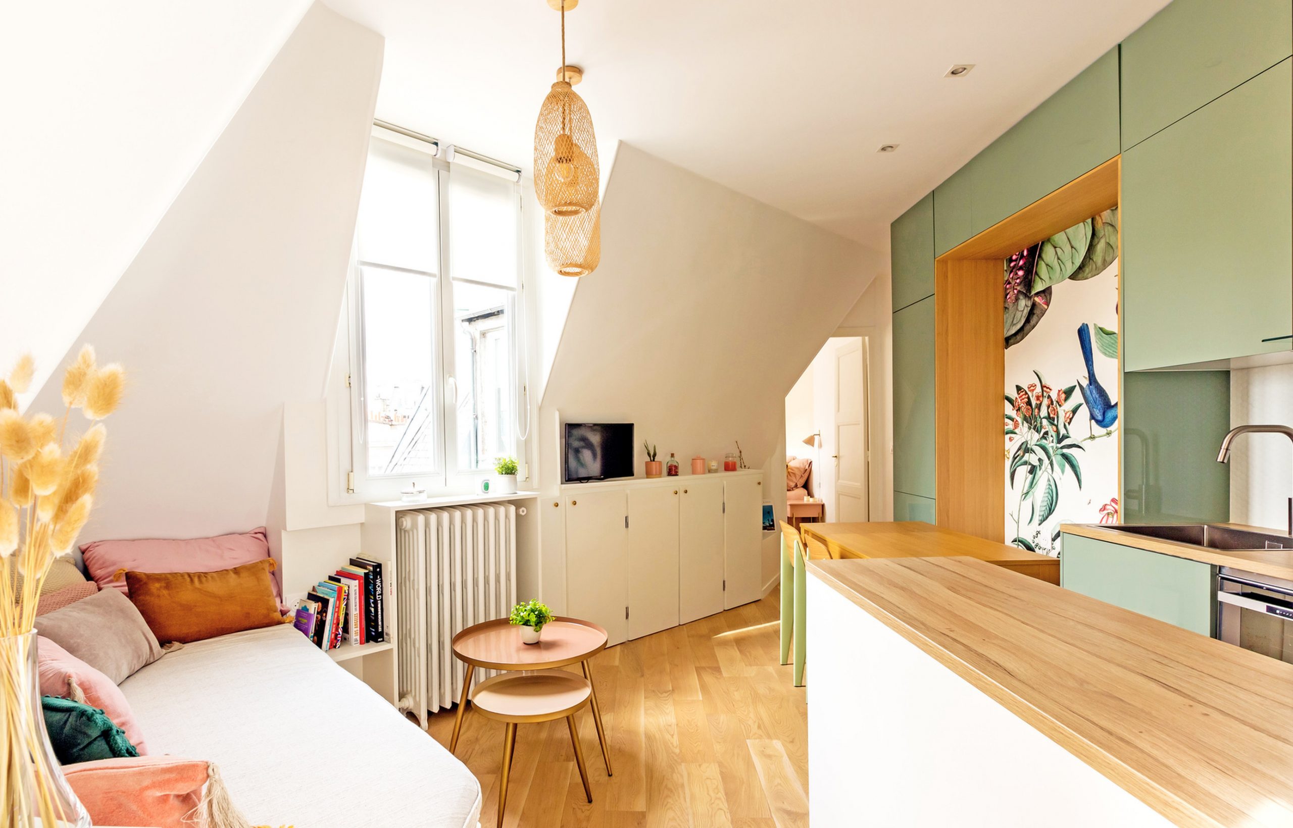 Cet appartement de 30m2 à Paris est plein de couleurs