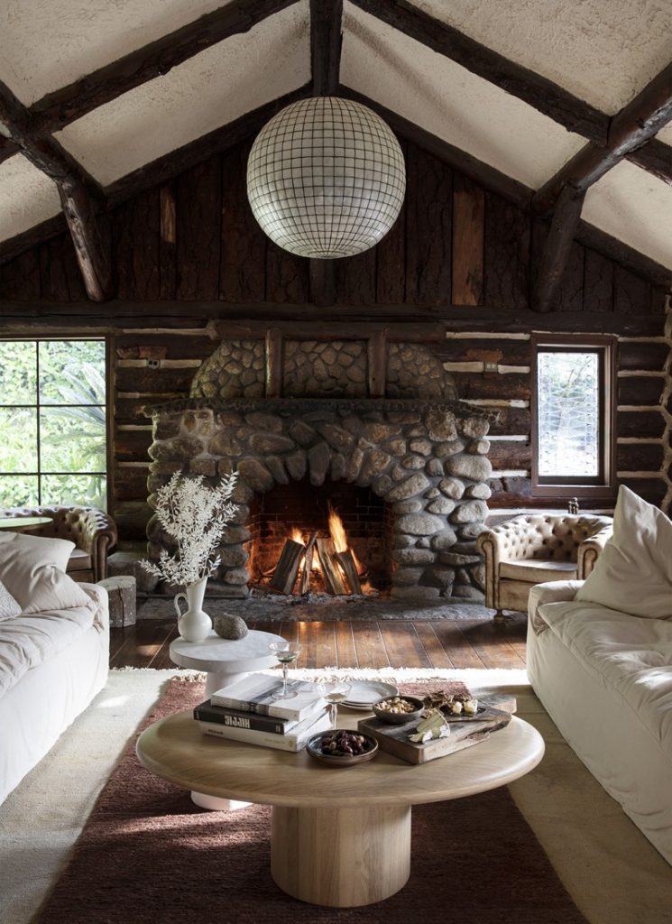 La maison en bois avec une piscine lagon d'une designer