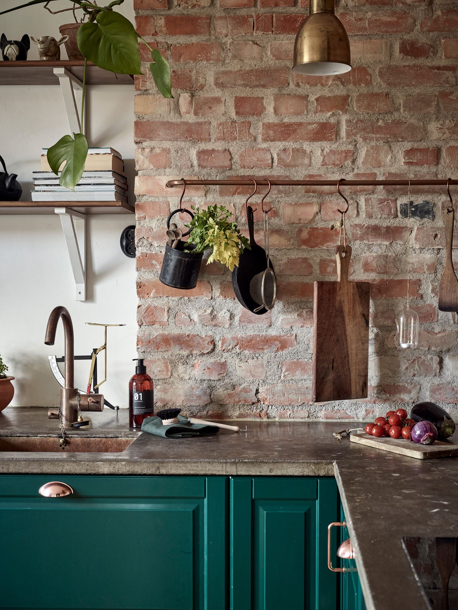 Une cuisine verte dans un appartement classique - PLANETE DECO a Une cuisine verte dans un appartement classique - PLANETE DECO a