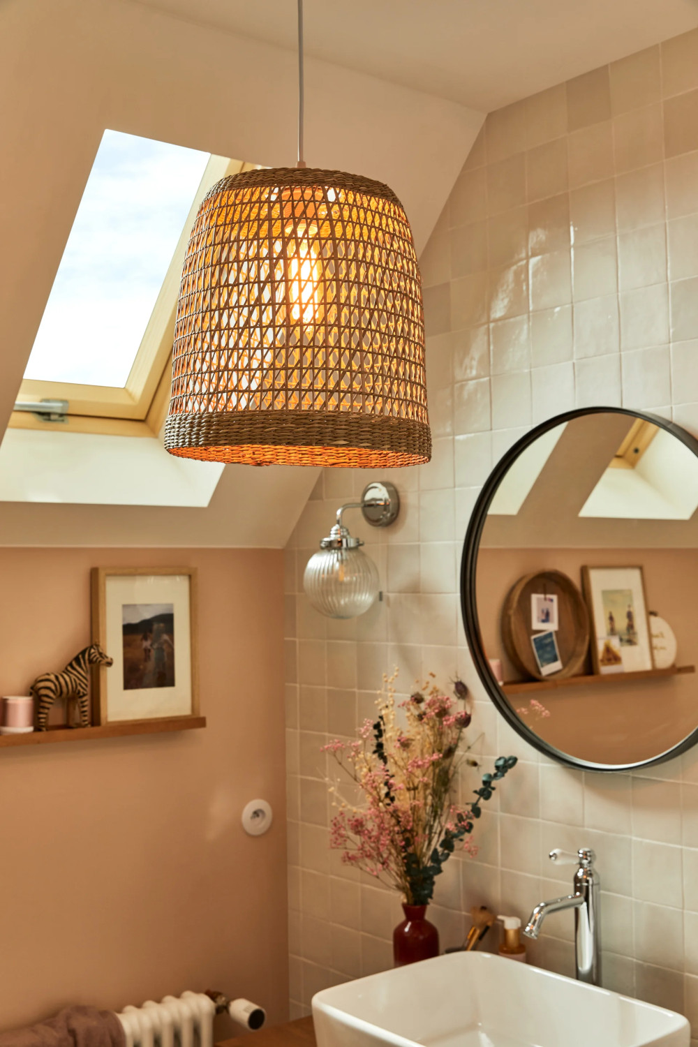 Une Salle De Bain Au Look Boheme Et A La Decoration Rotin Planete Deco A Homes World