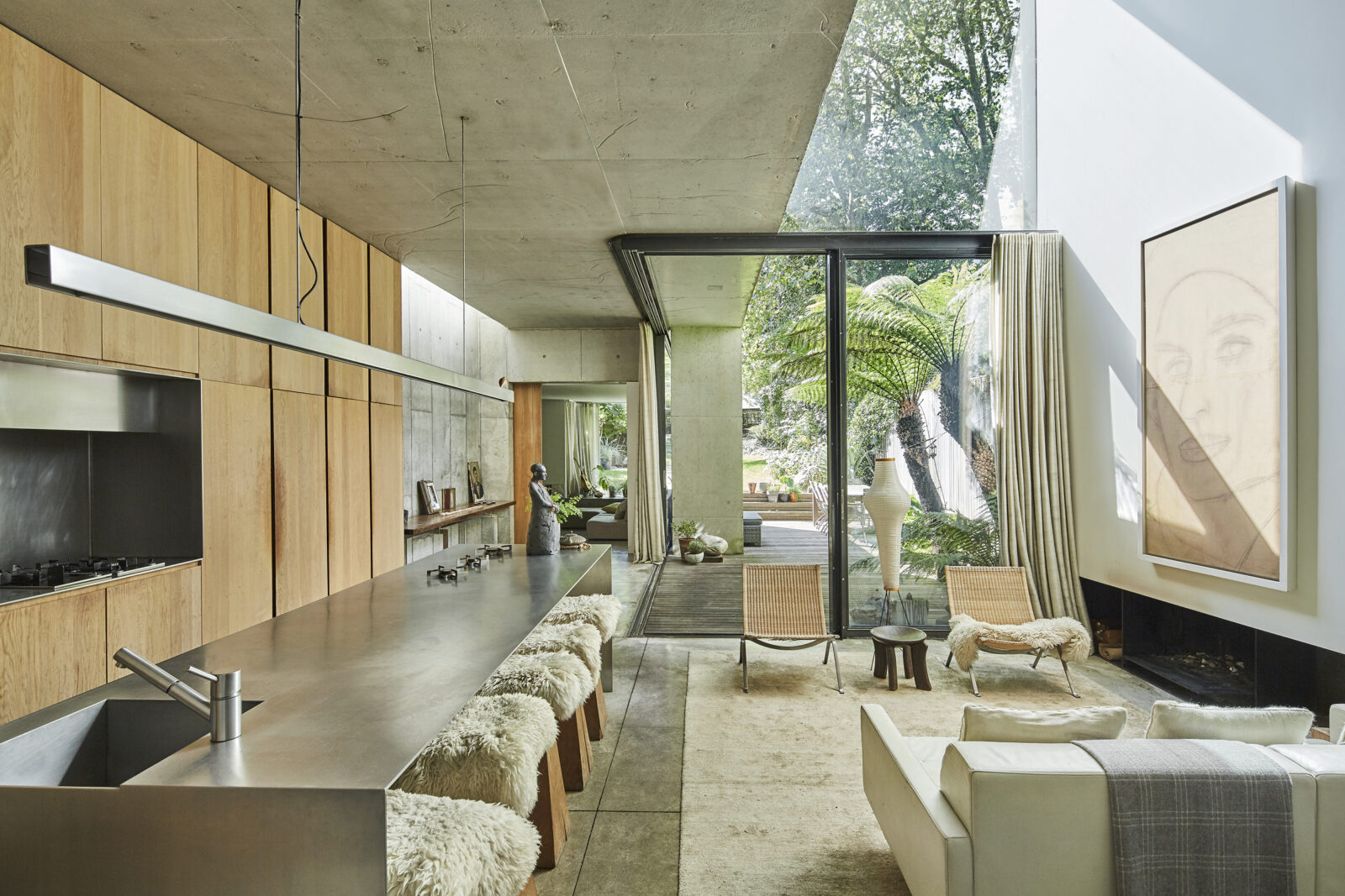 Cette maison contemporaine au design béton se cache derrière sa façade ...
