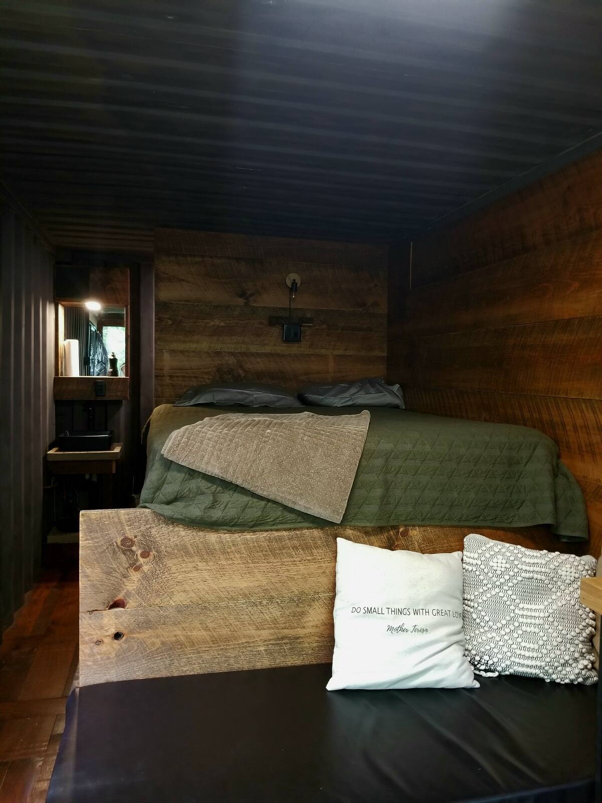 Une Mini Maison Container Bardee De Bois Dans La Foret Planete Deco A Homes World