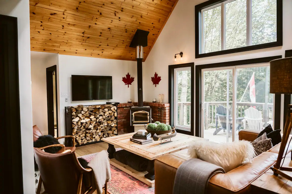 Une maison en bois au Canada avec une vue à couper le souffle