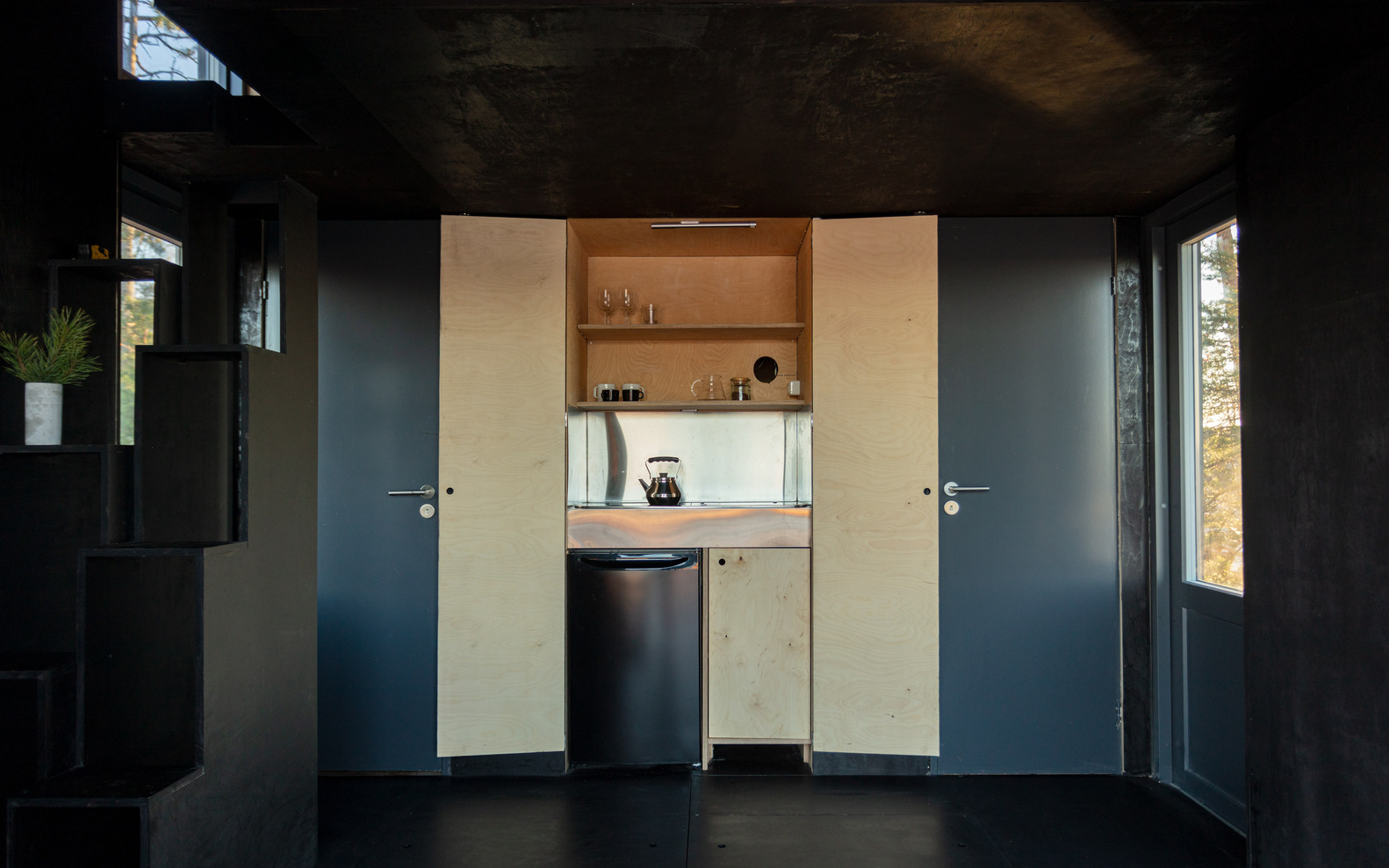 Cette mini maison design de 23m2 est totalement hors-réseaux (et à louer)