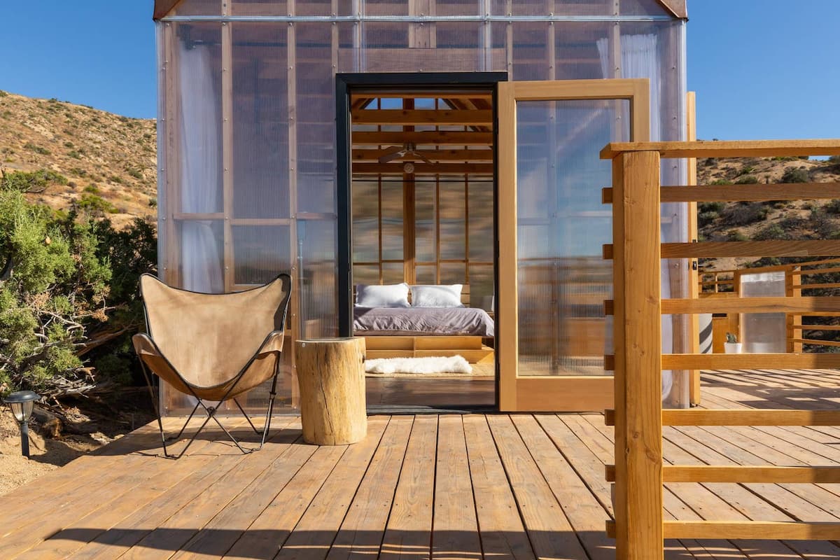 cabane minimaliste avec terrasse bois