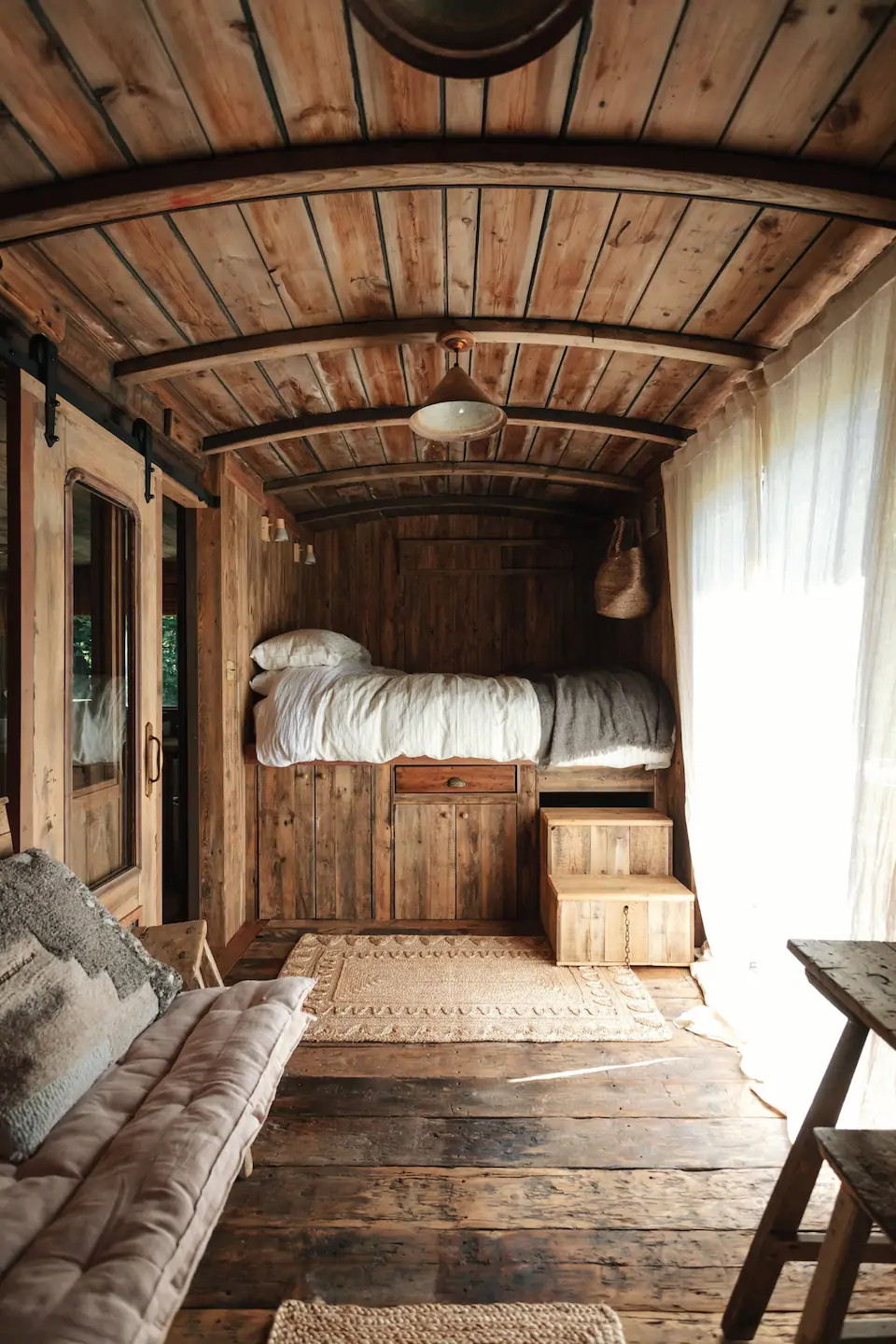 salon et chambre dans mini maison rustique