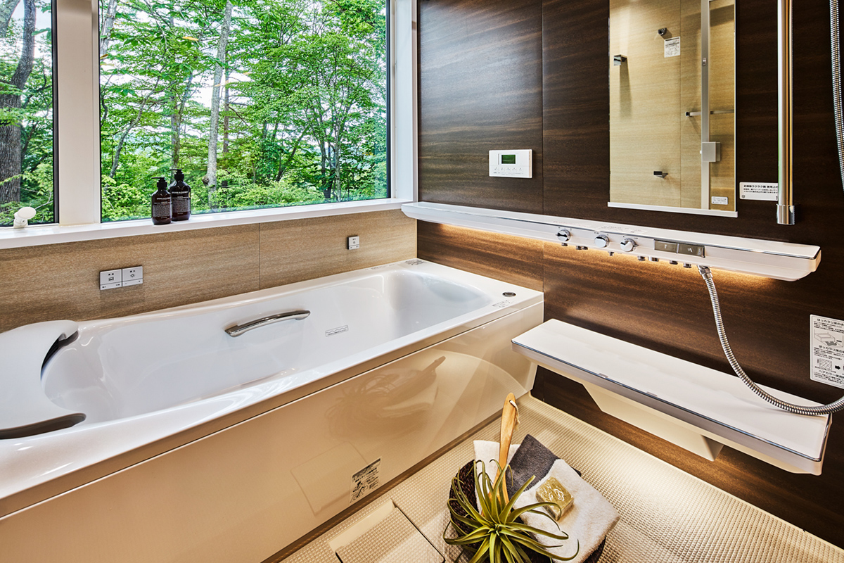 maison bois et pierres aux espaces ouverts au Japon