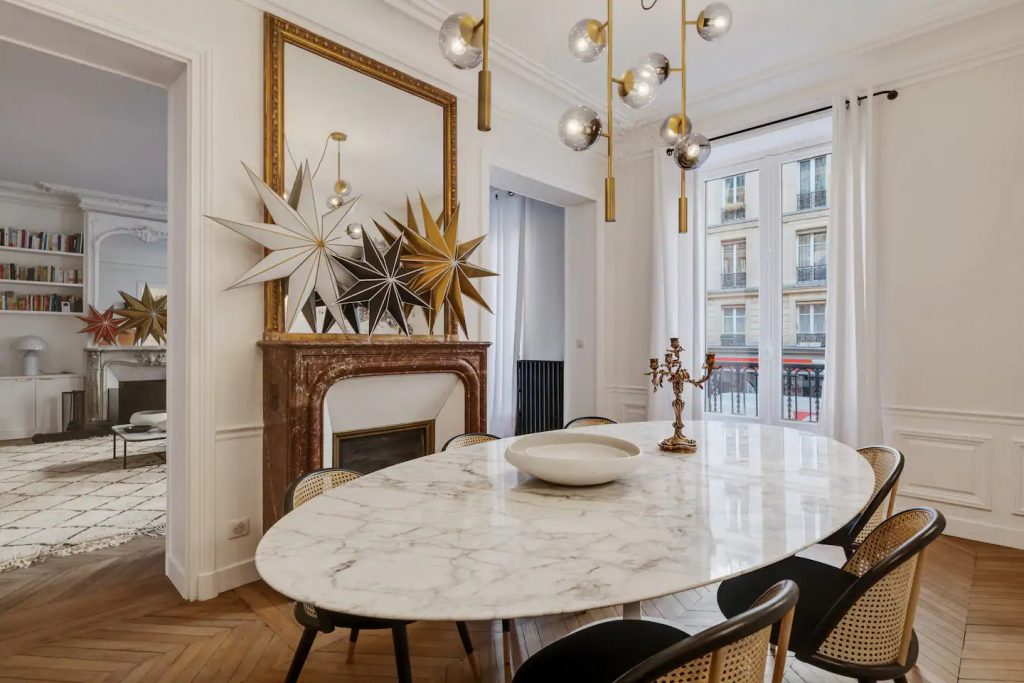 Couleurs et papiers-peint dans un appartement design à Paris
