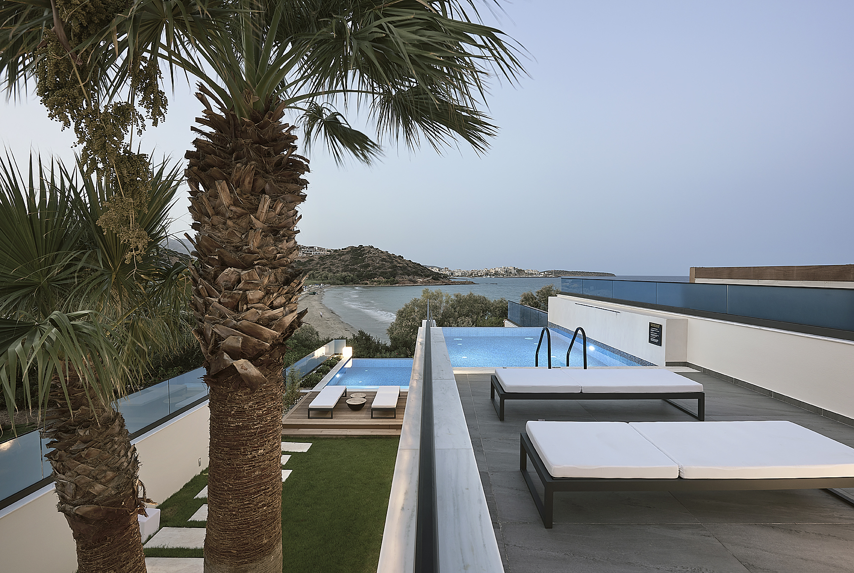 piscine et jardin maison vue mer Grèce