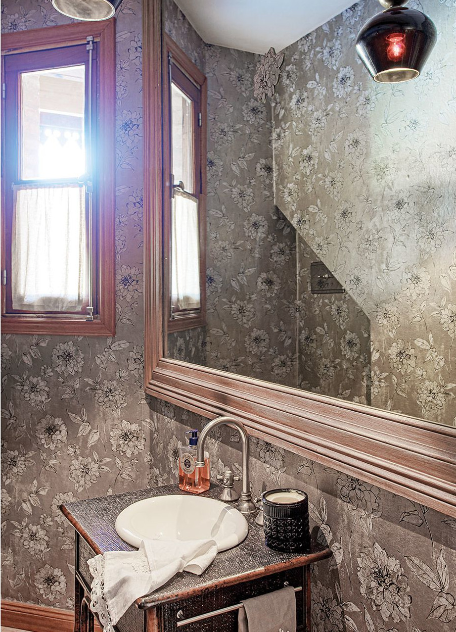salle de bain avec papier peint fleuri