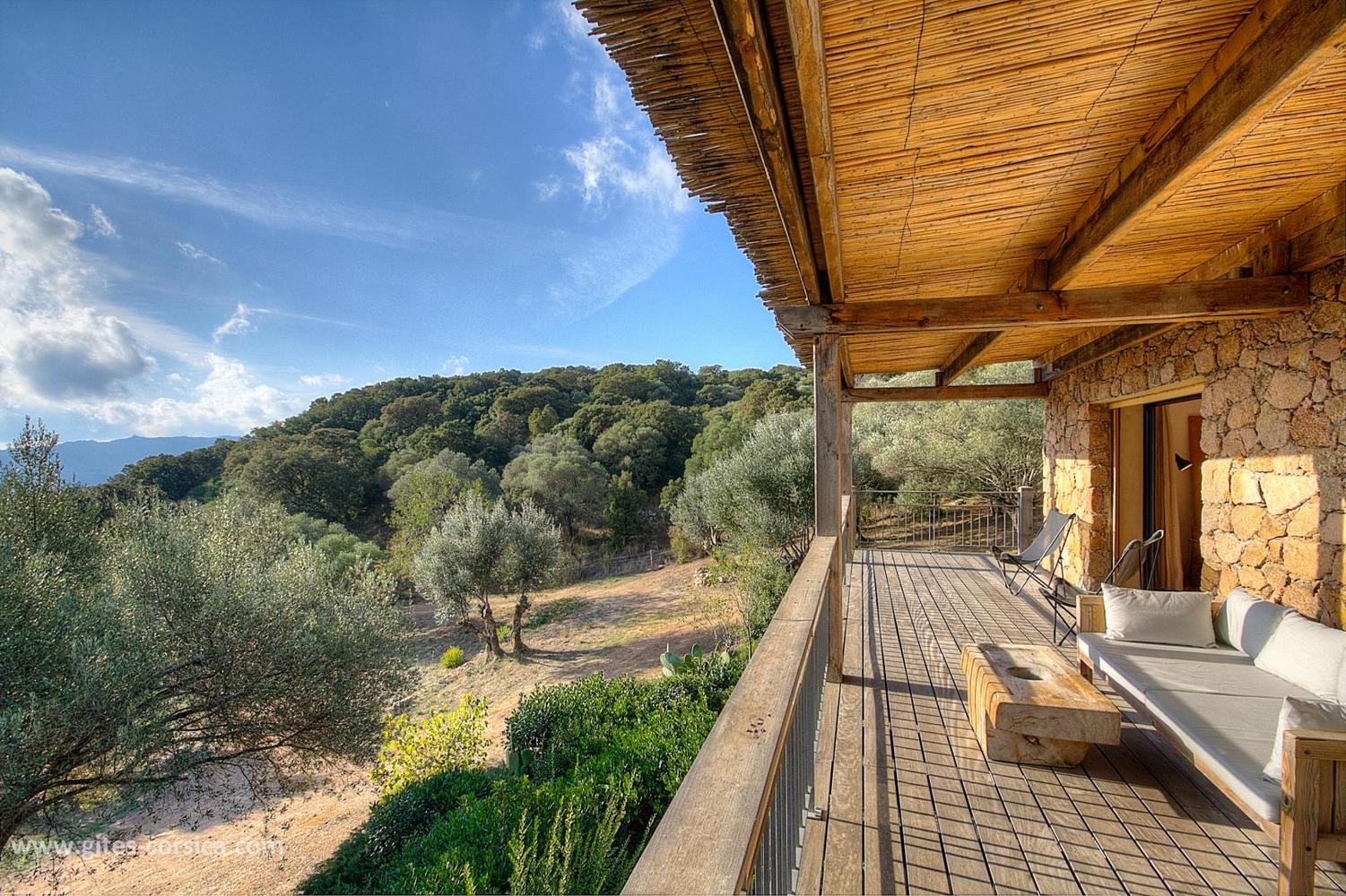 terrasse maison avec piscine en Corse