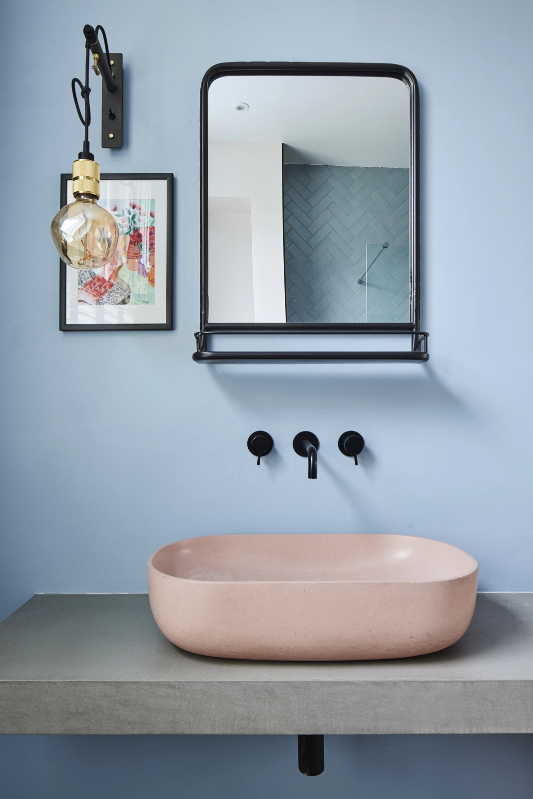 salle de bain décoration en couleurs vasque rose