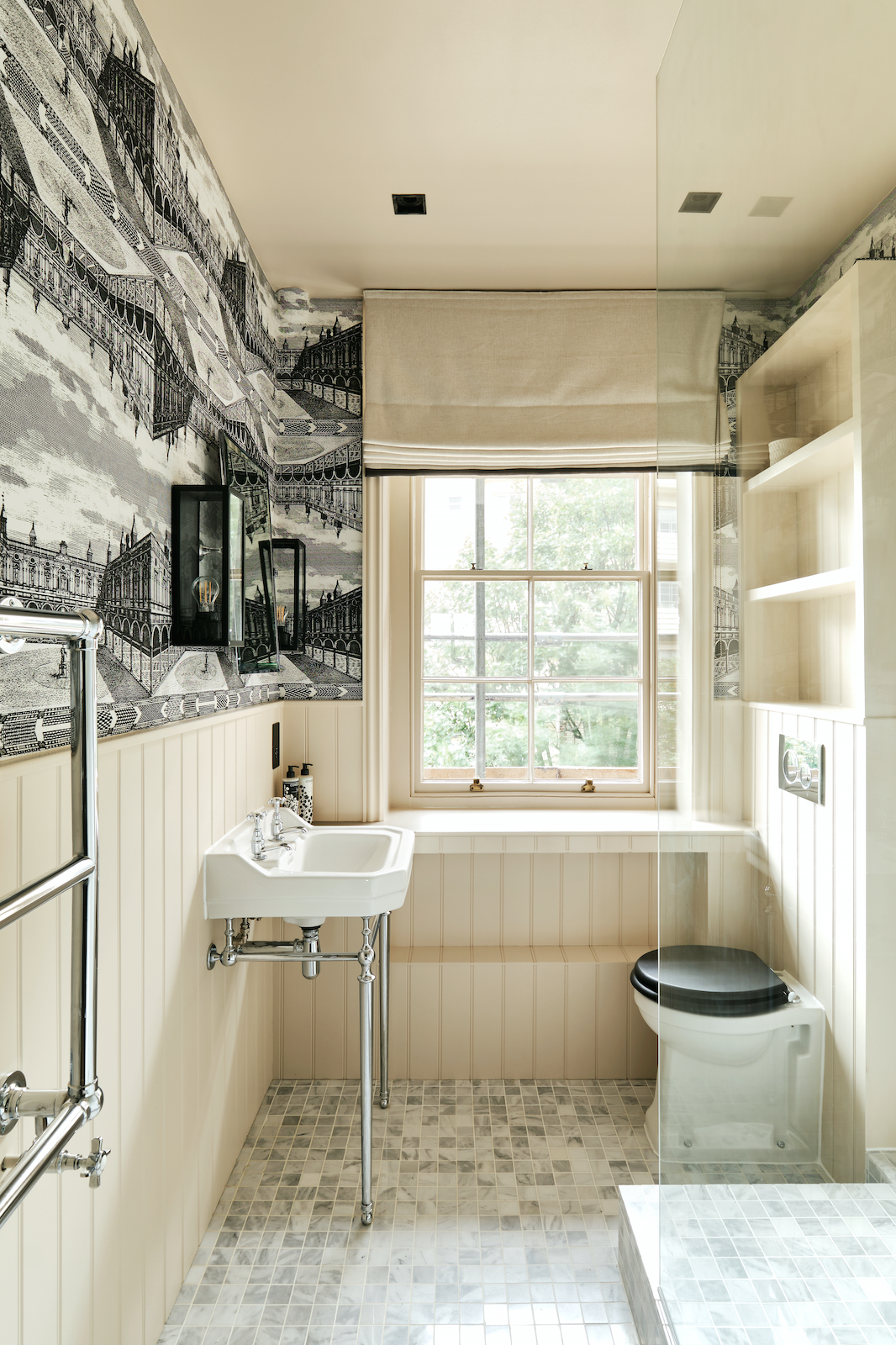 salle de bain avec papier-peint panoramique