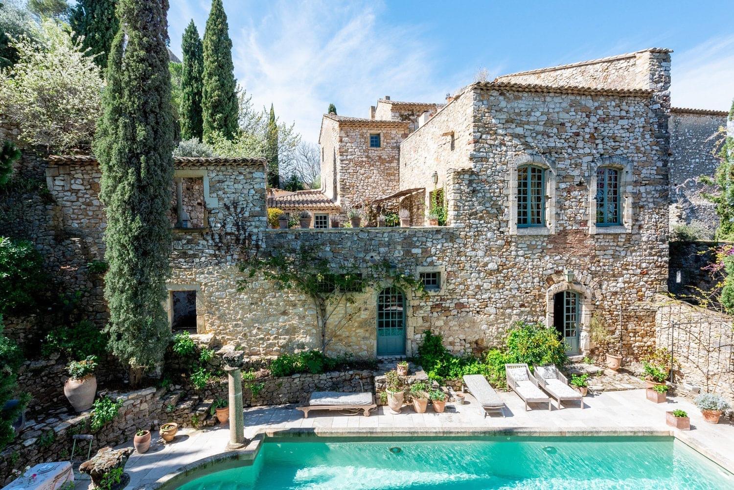 Façade maison en pierres avec piscine Provence