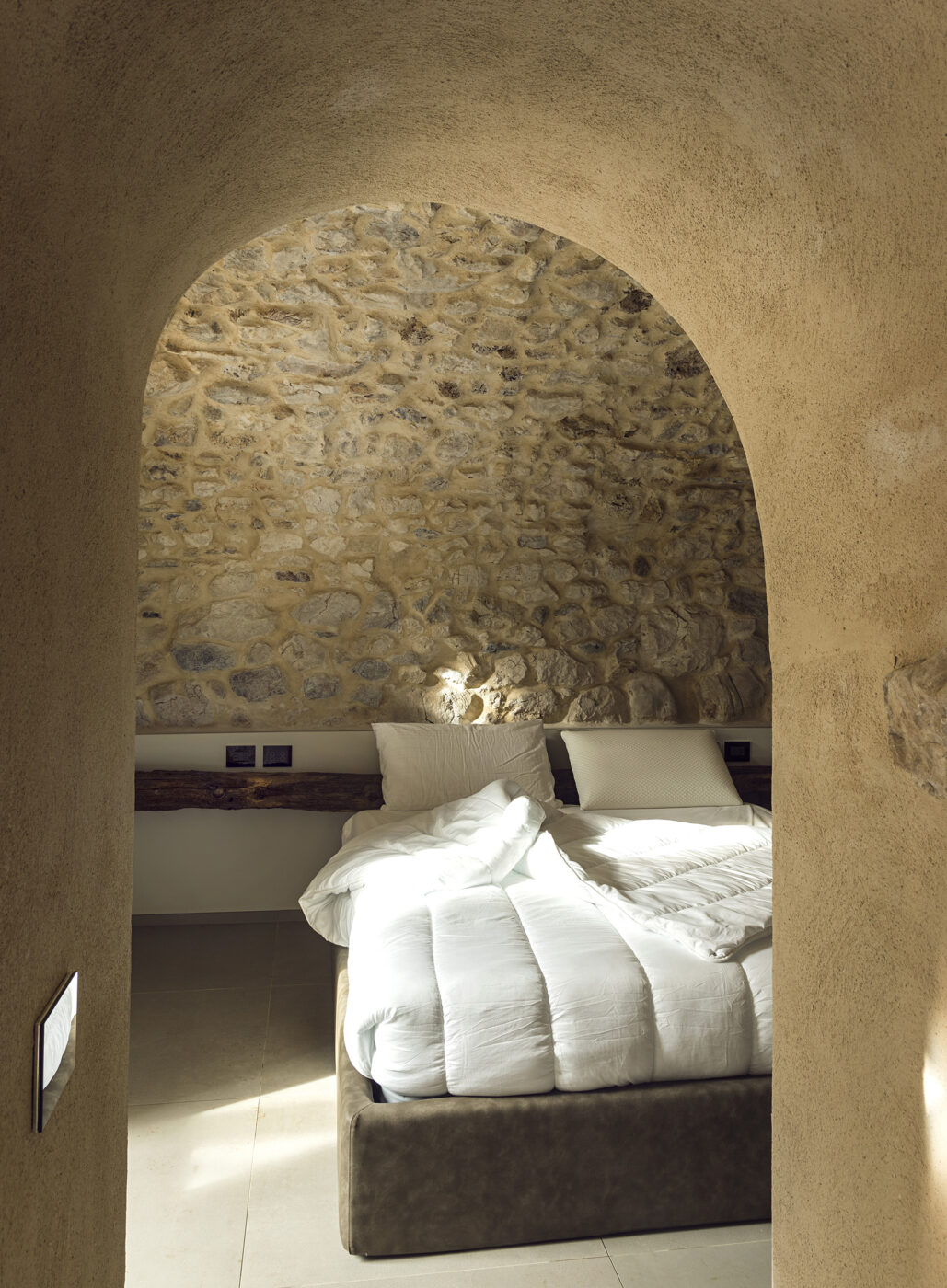 chambre avec mur en pierres