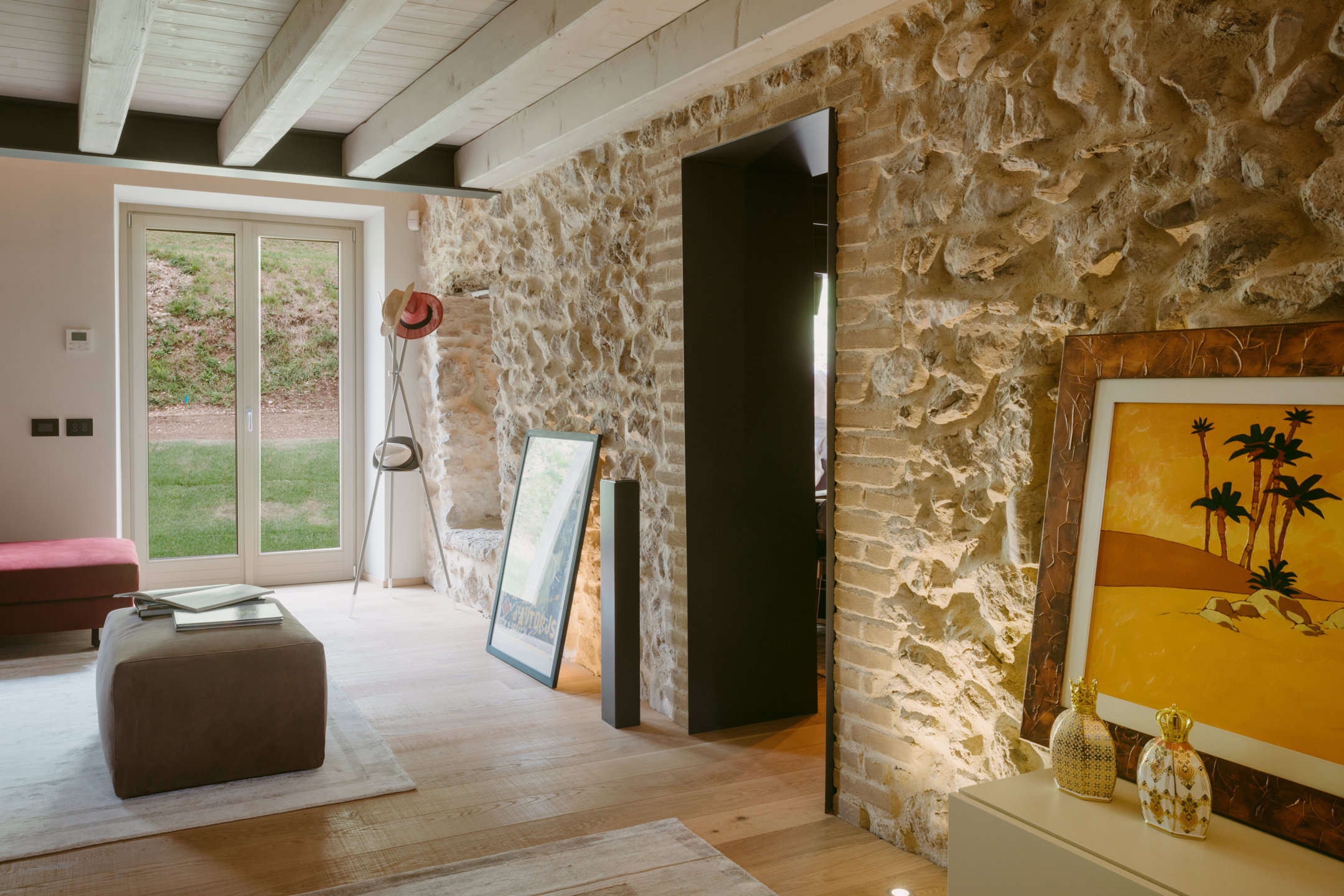 salon déco design dans une maison en pierres