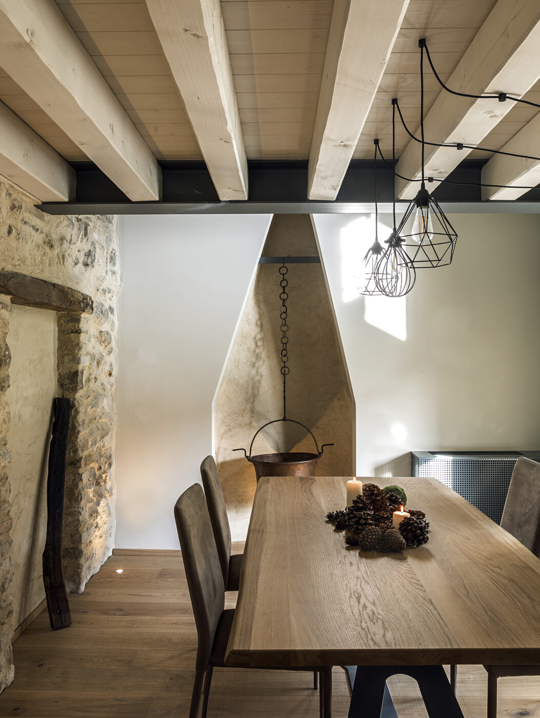 salle à manger déco design dans une maison en pierres