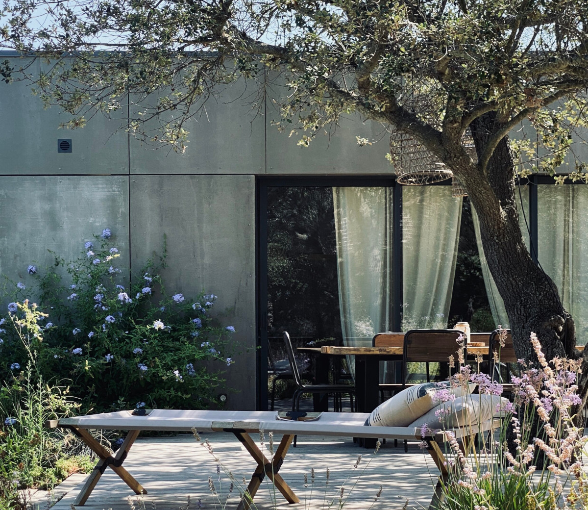 Une maison contemporaine à la décoration en tons sourds en Corse