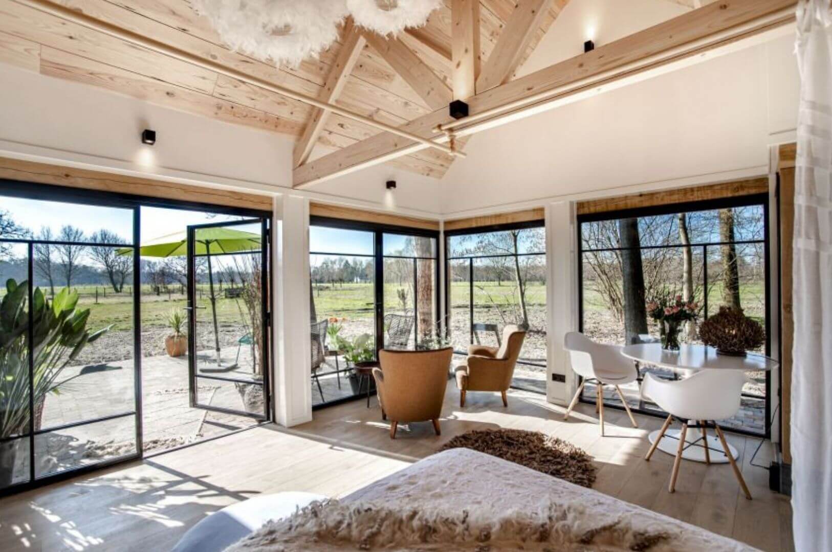 salon maison en bois avec des baies vitrées