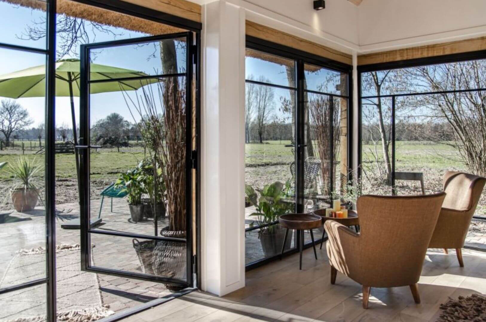salon maison en bois avec des baies vitrées