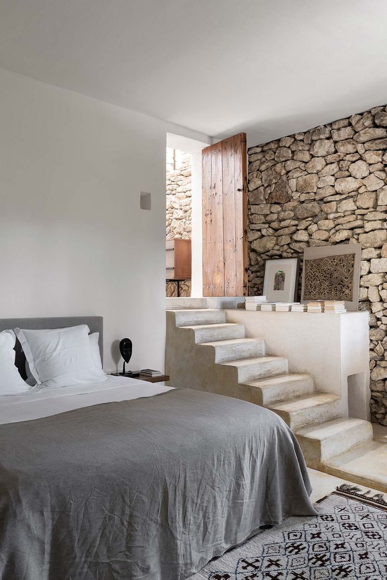 chambre décoration naturelle avec mur de pierres