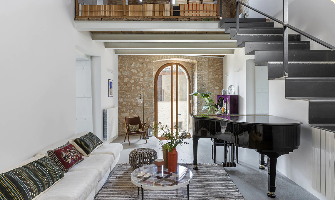 salon design dans maison ancienne en Italie