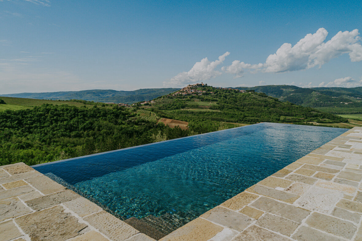 terrasse et piscine maison en pierres Croatie 