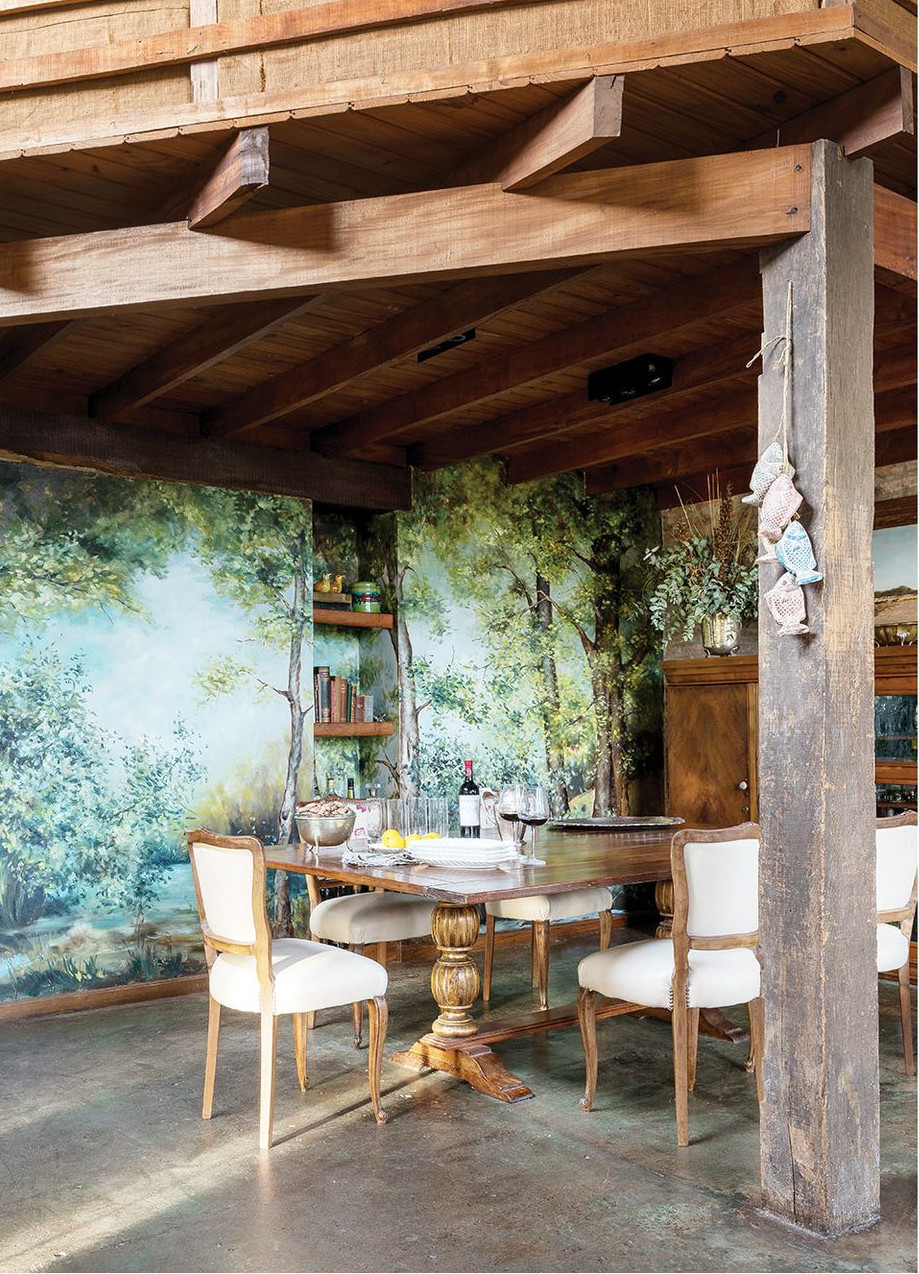 salle à manger avec poutres et fresque murale