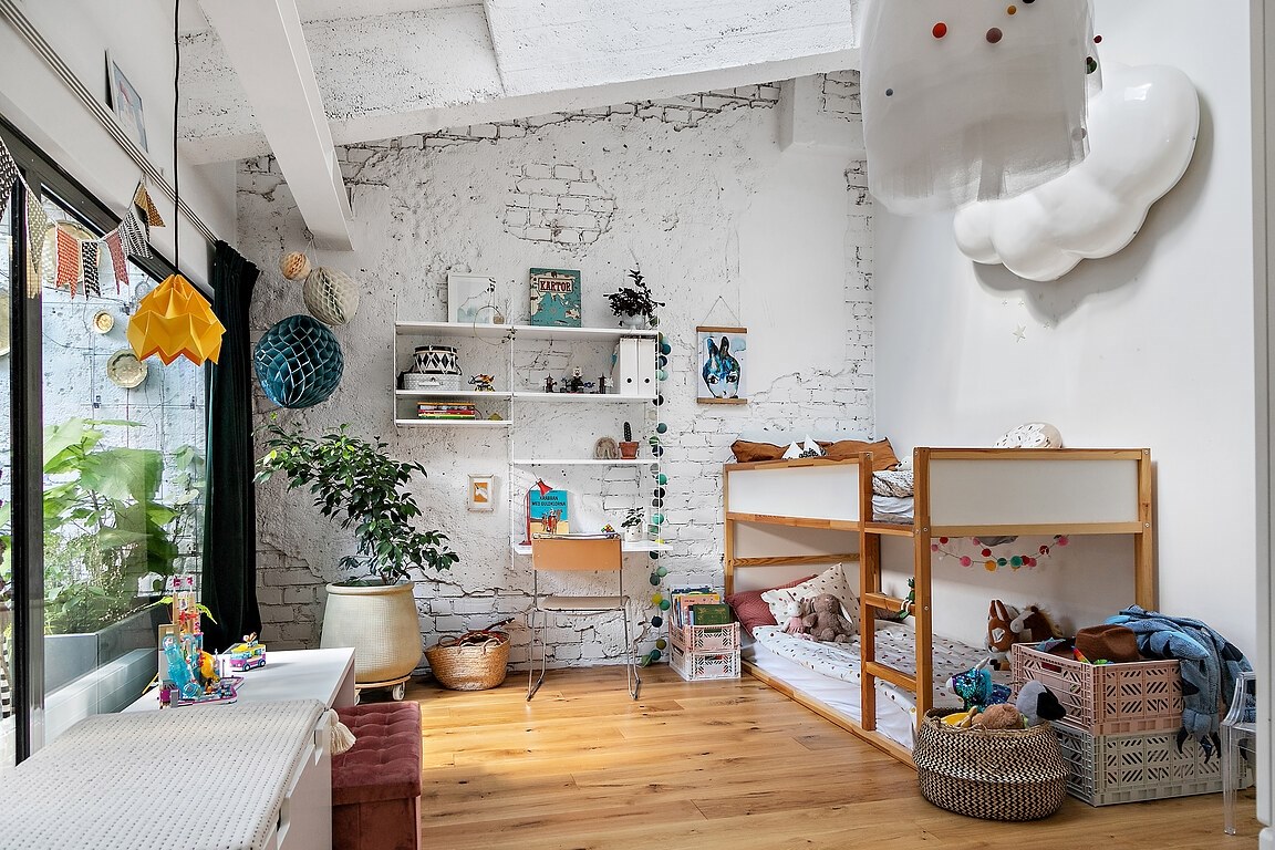 chambre enfant dans loft avec briques