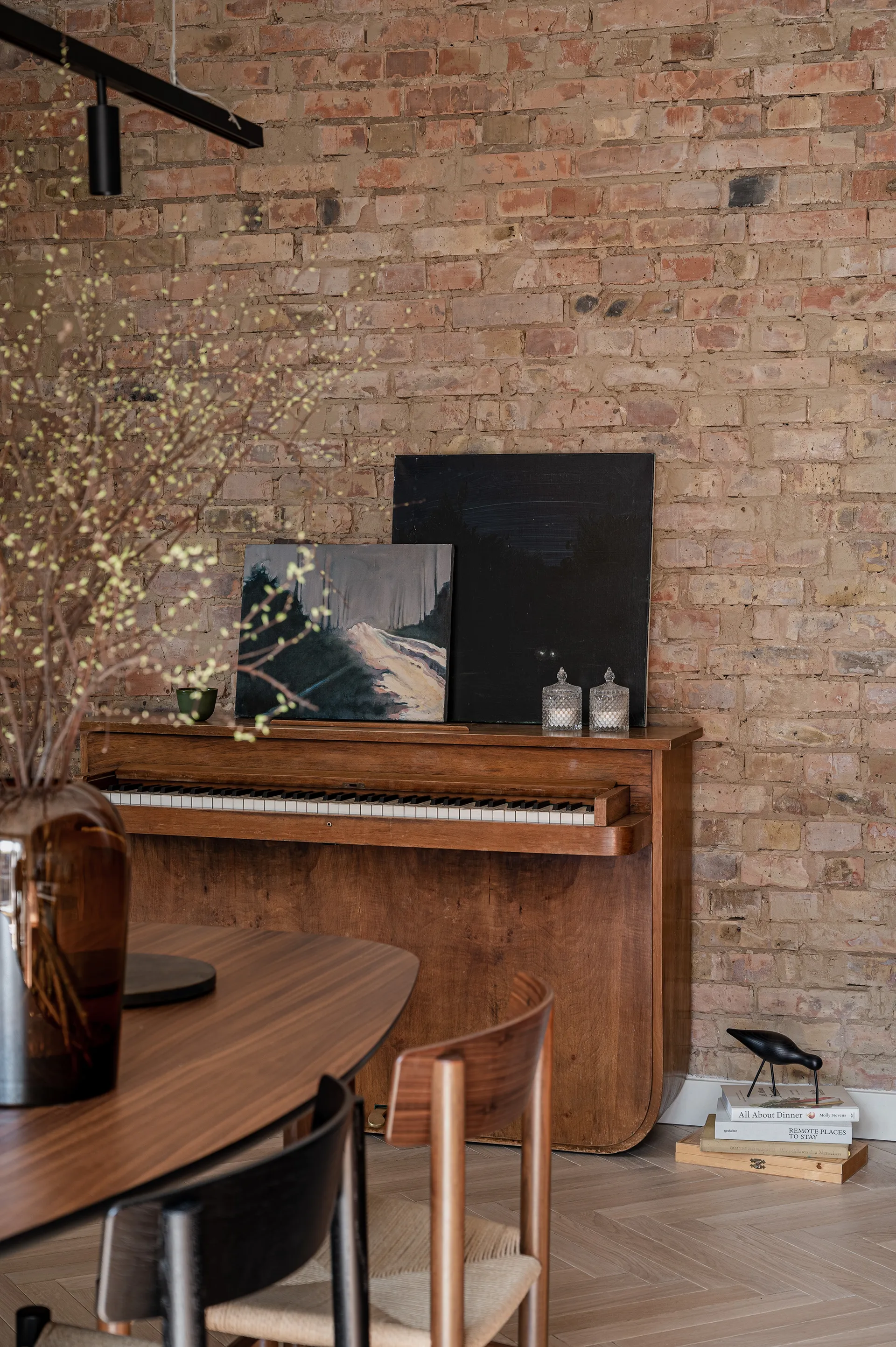 salon murs de briques et piano