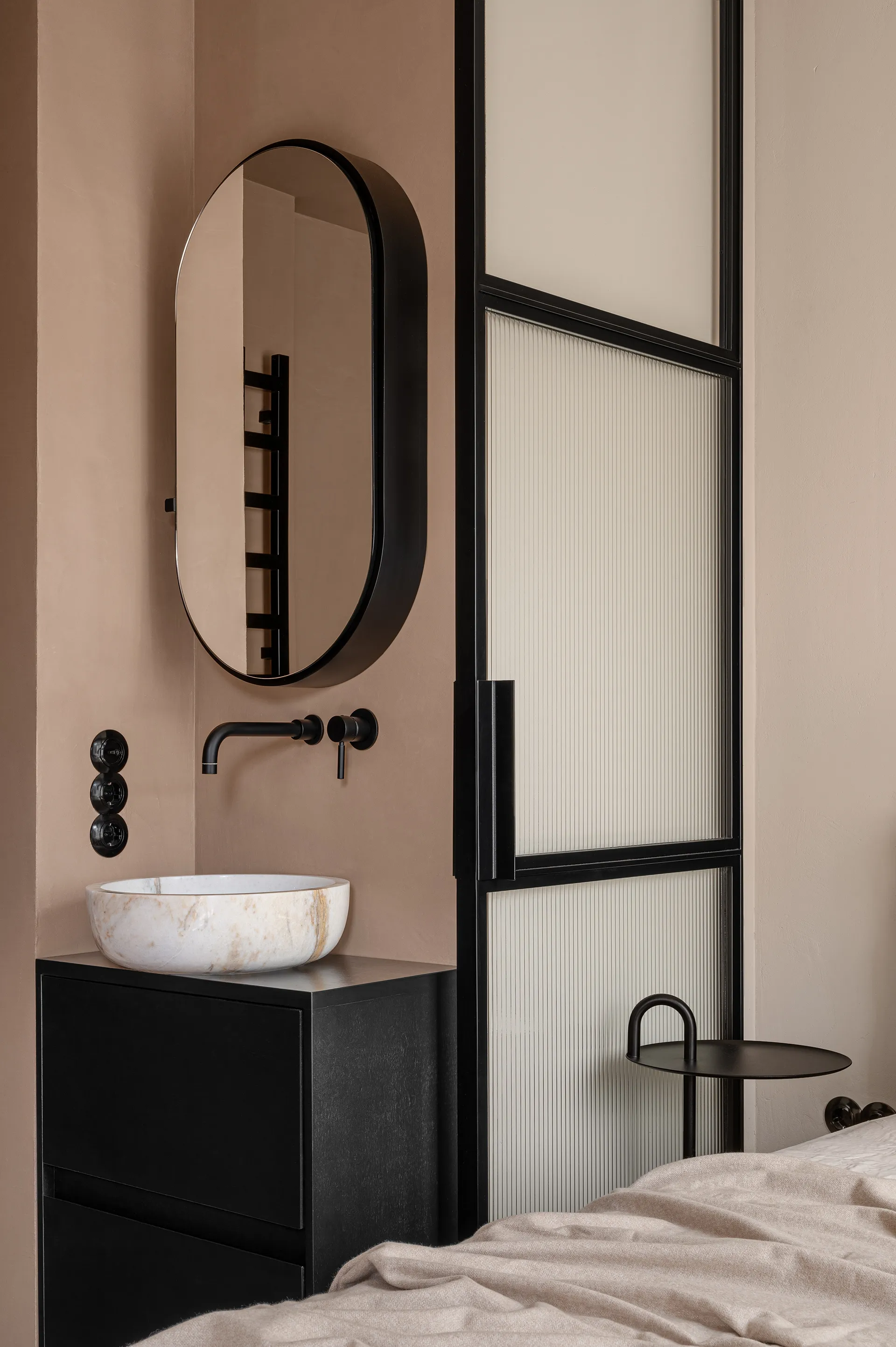 salle de bain design métal noir et verre strié