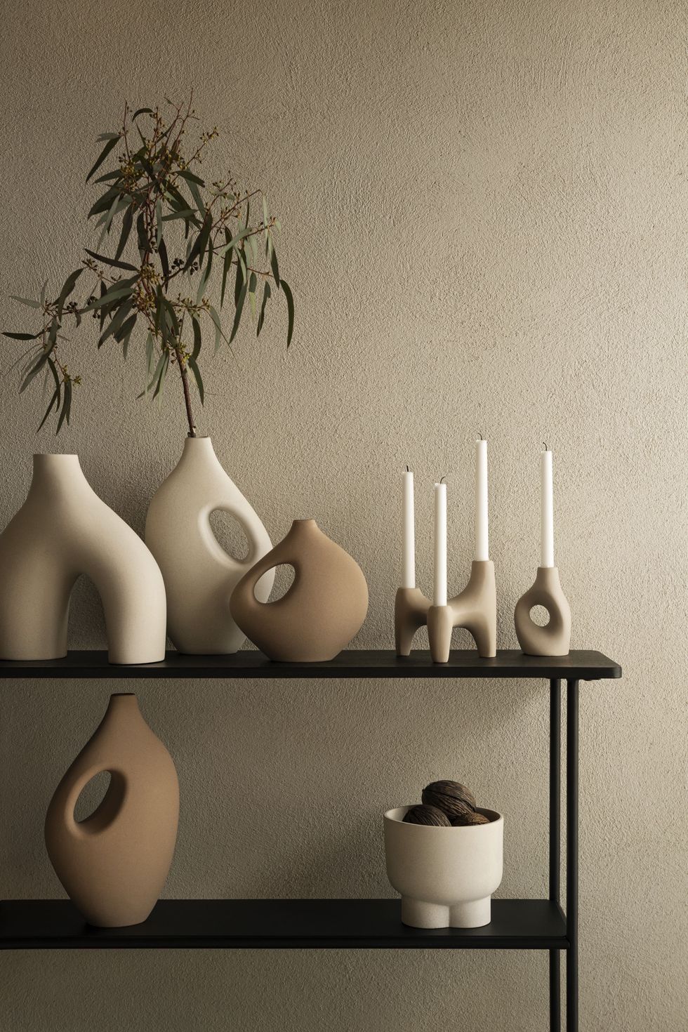 vases céramiques sur console