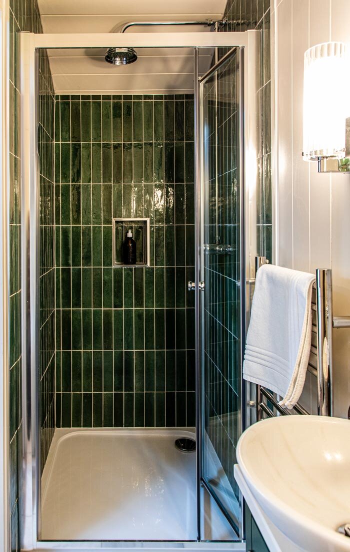 salle de douche carrelage vert