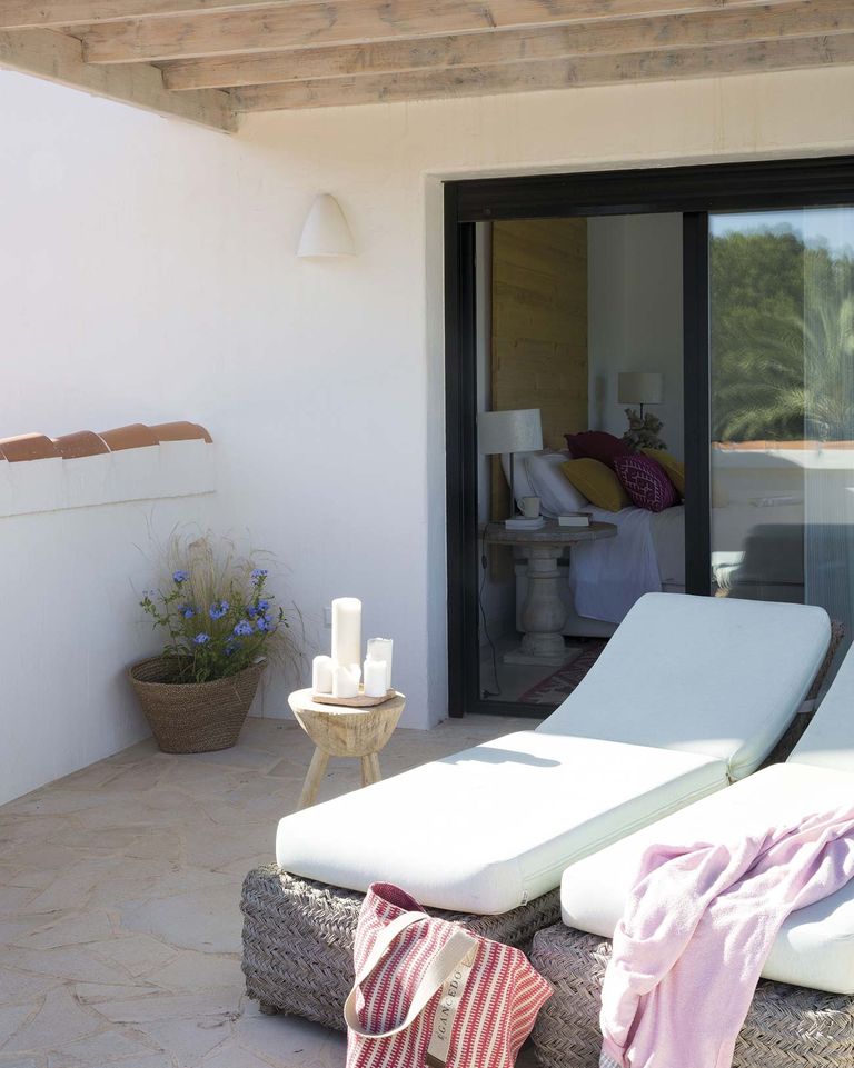 terrasse petite maison de vacances avec piscine