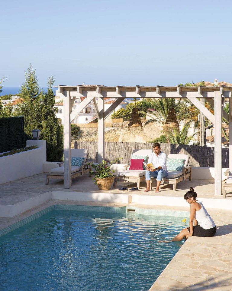 terrasse petite maison de vacances avec piscine